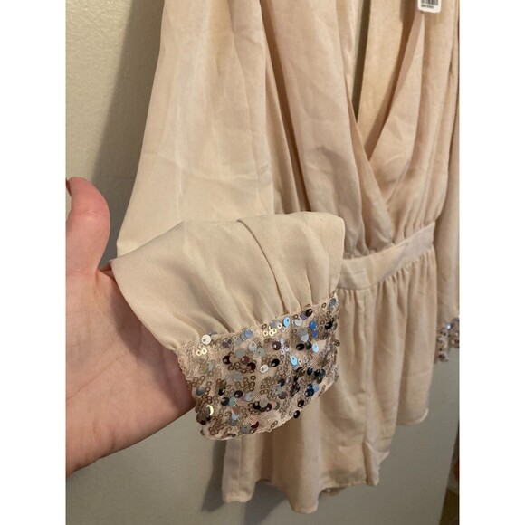 Forever 21 Women’s Romper Peach Long Sleeve Sequins Keyhole Back Small NWT - Picture 11 of 16